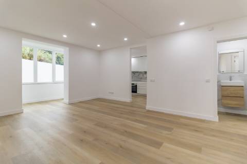 Apartamento T3 Remodelado com zona exterior comum junto ao parque em Vanicelos, Setúbal