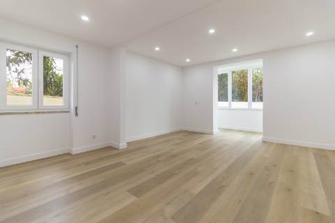 Apartamento T3 Remodelado com zona exterior comum junto ao parque em Vanicelos, Setúbal