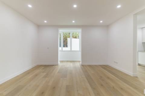 Apartamento T3 Remodelado com zona exterior comum junto ao parque em Vanicelos, Setúbal