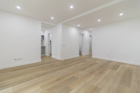 Apartamento T3 Remodelado com zona exterior comum junto ao parque em Vanicelos, Setúbal