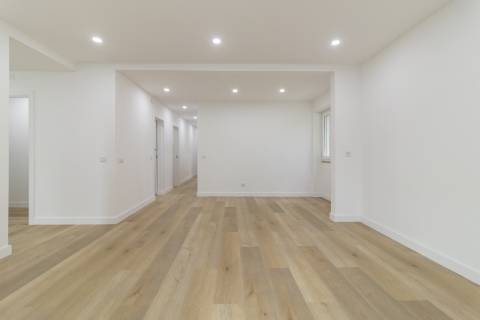 Apartamento T3 Remodelado com zona exterior comum junto ao parque em Vanicelos, Setúbal