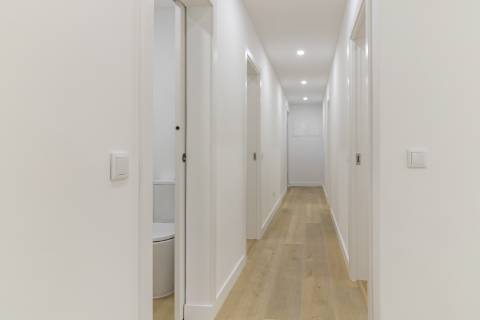 Apartamento T3 Remodelado com zona exterior comum junto ao parque em Vanicelos, Setúbal