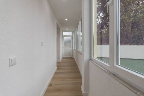 Apartamento T3 Remodelado com zona exterior comum junto ao parque em Vanicelos, Setúbal