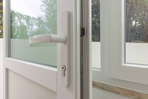 Apartamento T3 Remodelado com zona exterior comum junto ao parque em Vanicelos, Setúbal