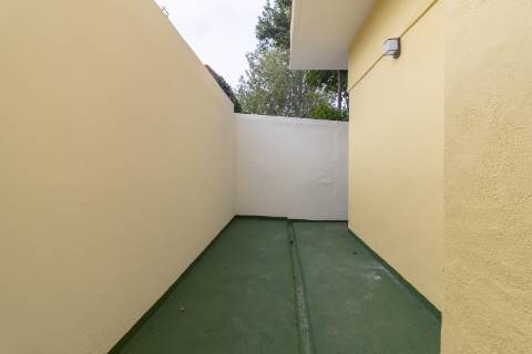 Apartamento T3 Remodelado com zona exterior comum junto ao parque em Vanicelos, Setúbal