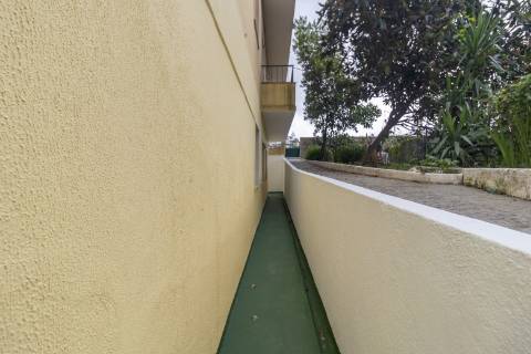 Apartamento T3 Remodelado com zona exterior comum junto ao parque em Vanicelos, Setúbal