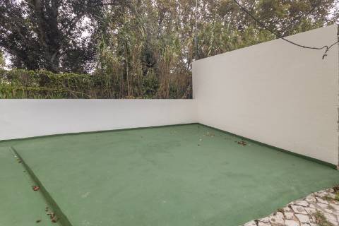 Apartamento T3 Remodelado com zona exterior comum junto ao parque em Vanicelos, Setúbal