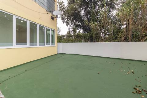 Apartamento T3 Remodelado com zona exterior comum junto ao parque em Vanicelos, Setúbal