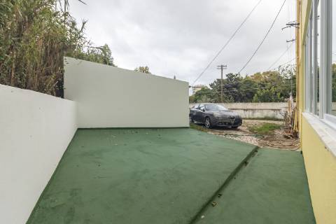 Apartamento T3 Remodelado com zona exterior comum junto ao parque em Vanicelos, Setúbal
