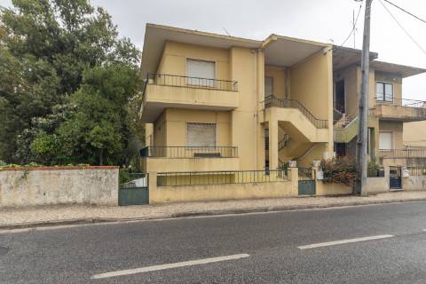 Apartamento T3 Remodelado com zona exterior comum junto ao parque em Vanicelos, Setúbal