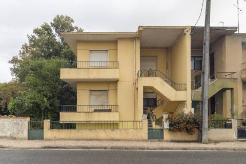 Apartamento T3 Remodelado com zona exterior comum junto ao parque em Vanicelos, Setúbal