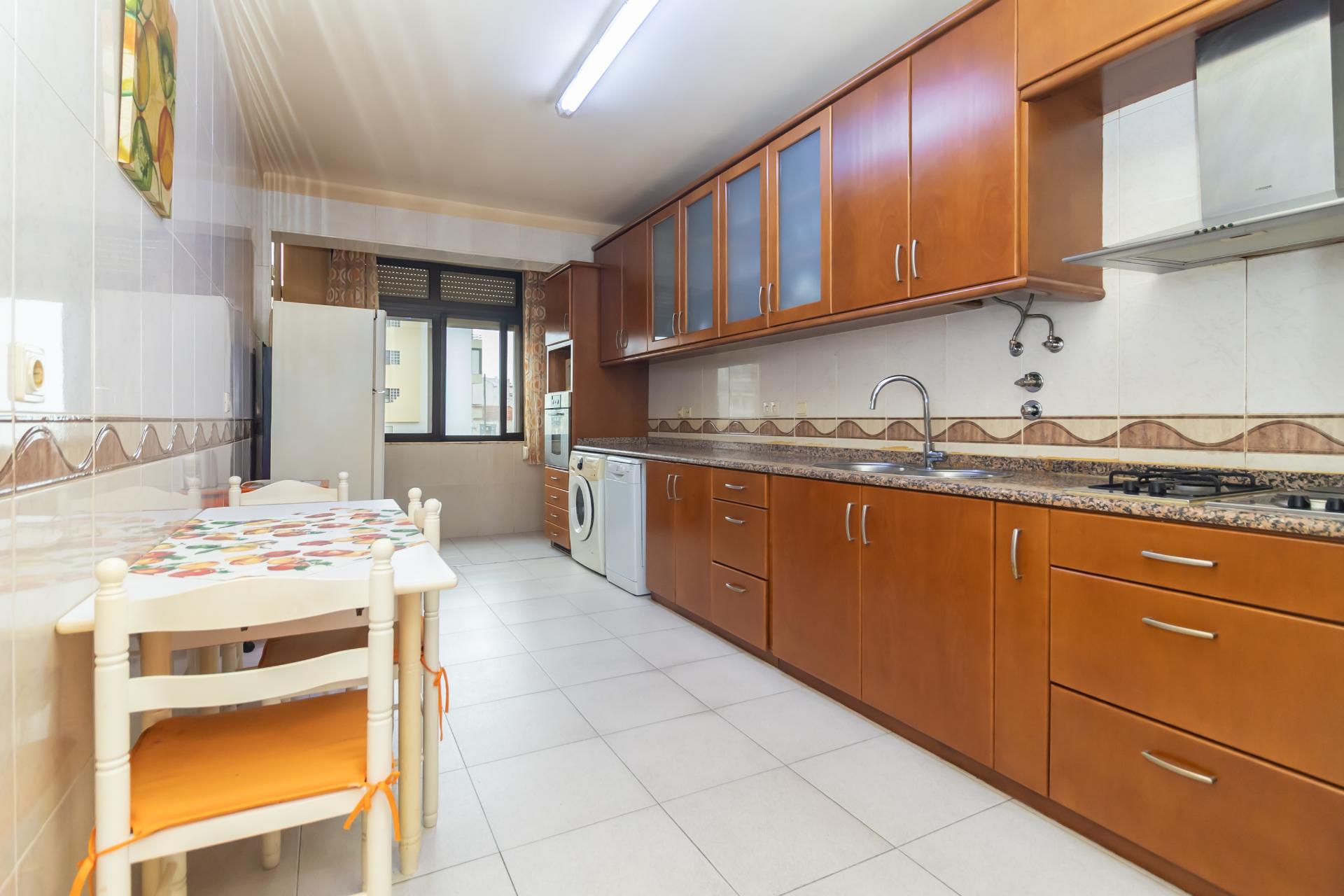 Apartamento T3 com elevador e parqueamento, junto ao Hospital