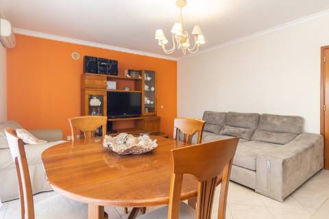 Apartamento T3 no Vale do Cobro com 128m²