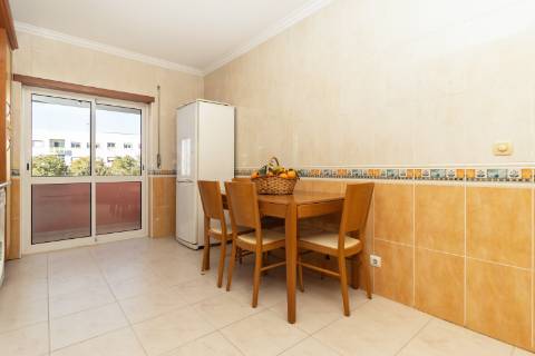 Apartamento T3 no Vale do Cobro com 128m²