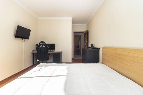 Apartamento T3 no Vale do Cobro com 128m²