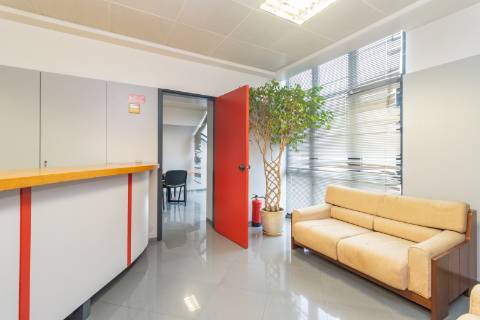 Escritório amplo com terraço de 77m2 na baixa de Setúbal, com possibilidade de passar para habitação, na Av. 5 de Outubro, Setúbal