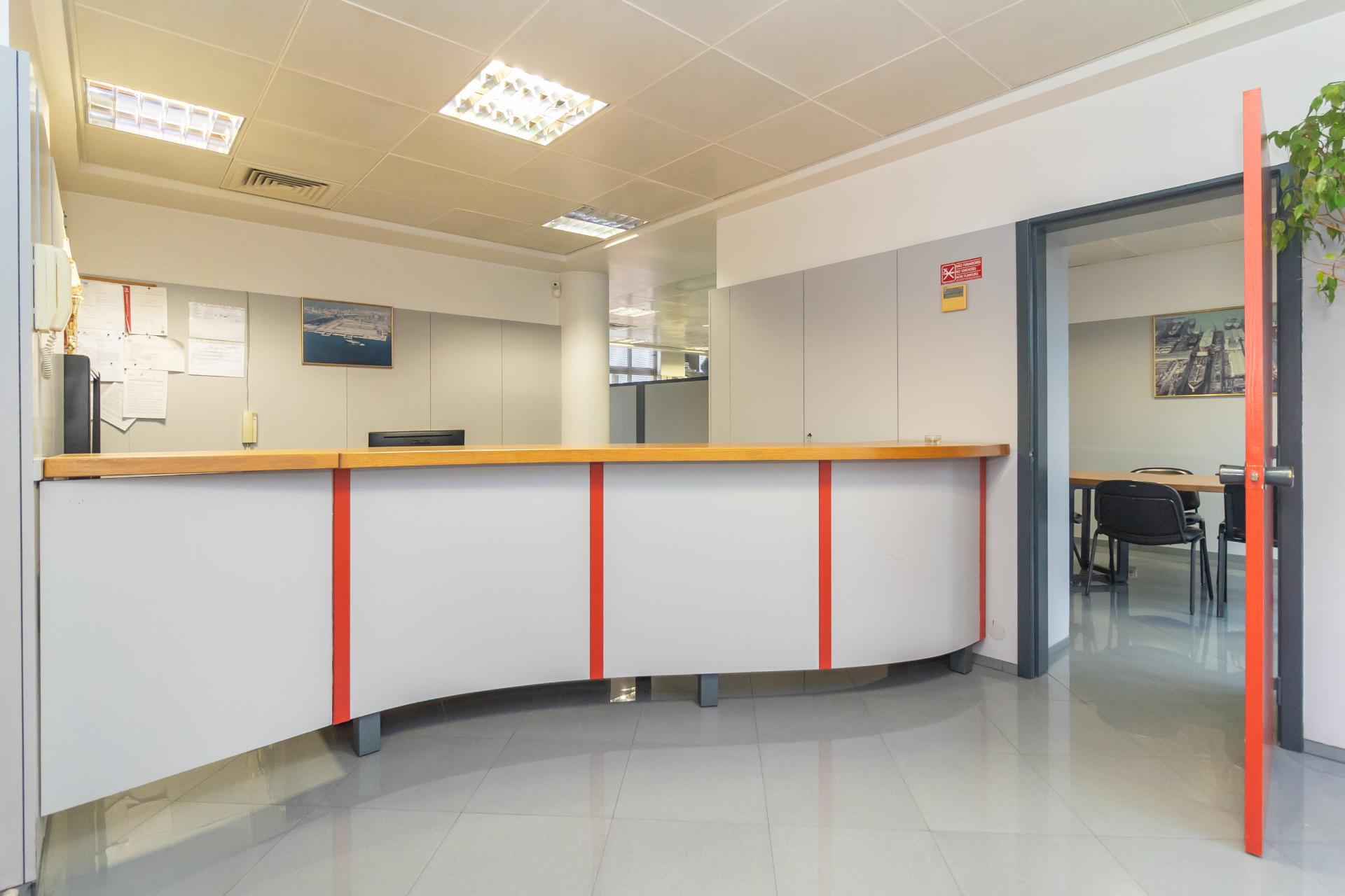 Escritório amplo com terraço de 77m2 na baixa de Setúbal, com possibilidade de passar para habitação, na Av. 5 de Outubro, Setúbal