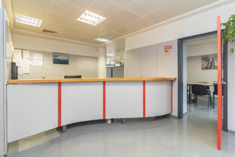 Escritório amplo com terraço de 77m2 na baixa de Setúbal, com possibilidade de passar para habitação, na Av. 5 de Outubro, Setúbal