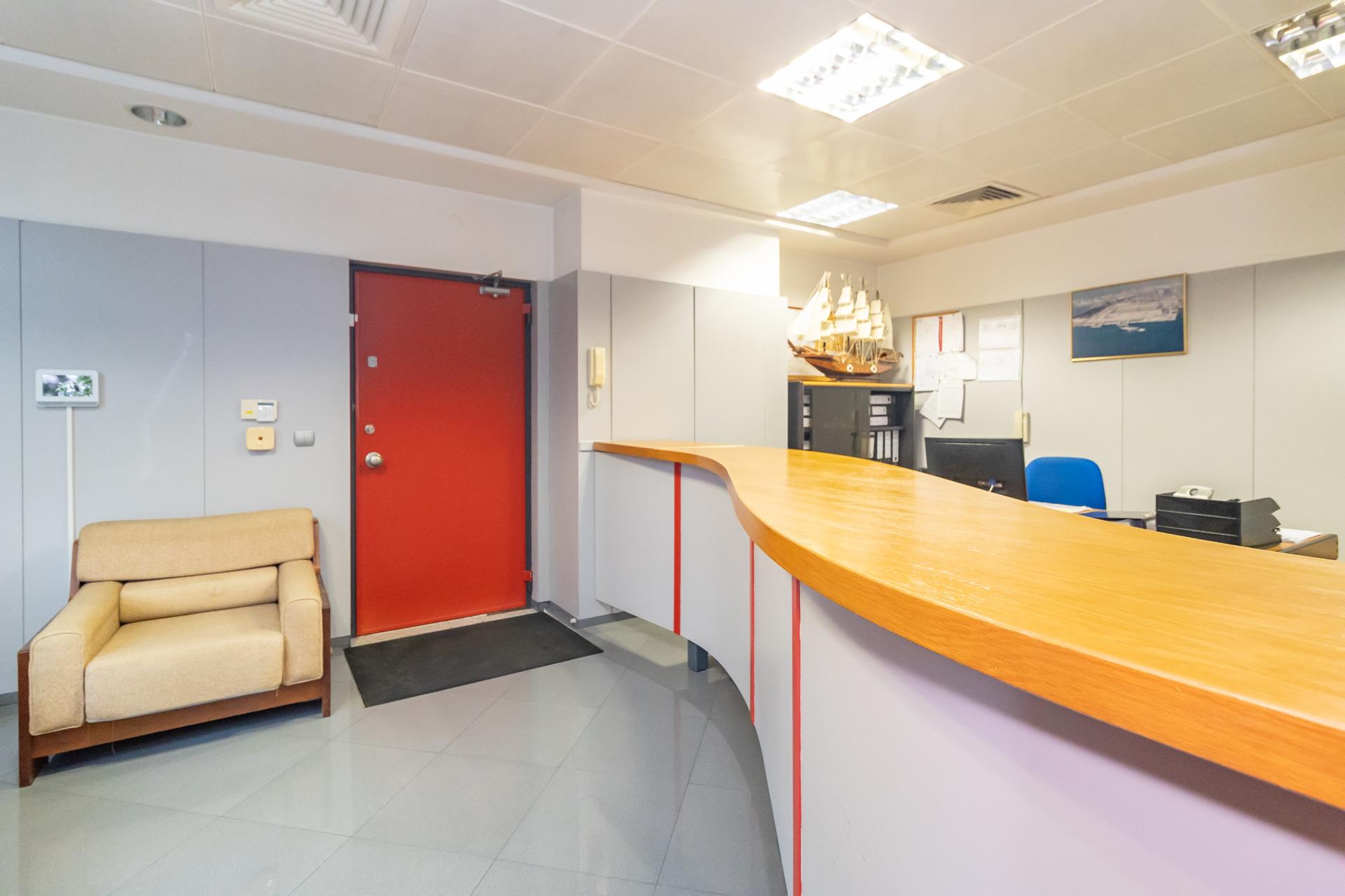 Escritório amplo com terraço de 77m2 na baixa de Setúbal, com possibilidade de passar para habitação, na Av. 5 de Outubro, Setúbal