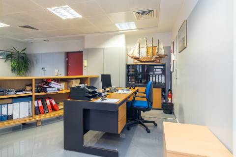 Escritório amplo com terraço de 77m2 na baixa de Setúbal, com possibilidade de passar para habitação, na Av. 5 de Outubro, Setúbal