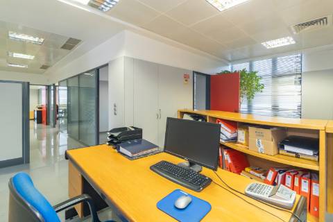 Escritório amplo com terraço de 77m2 na baixa de Setúbal, com possibilidade de passar para habitação, na Av. 5 de Outubro, Setúbal