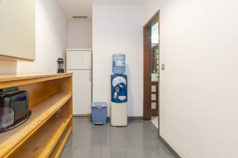 Escritório amplo com terraço de 77m2 na baixa de Setúbal, com possibilidade de passar para habitação, na Av. 5 de Outubro, Setúbal