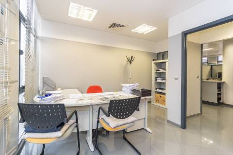 Escritório amplo com terraço de 77m2 na baixa de Setúbal, com possibilidade de passar para habitação, na Av. 5 de Outubro, Setúbal