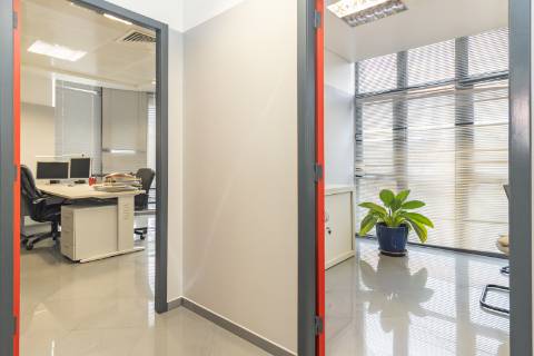 Escritório amplo com terraço de 77m2 na baixa de Setúbal, com possibilidade de passar para habitação, na Av. 5 de Outubro, Setúbal