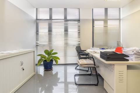 Escritório amplo com terraço de 77m2 na baixa de Setúbal, com possibilidade de passar para habitação, na Av. 5 de Outubro, Setúbal