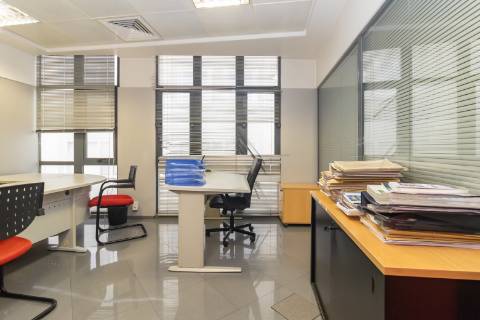 Escritório amplo com terraço de 77m2 na baixa de Setúbal, com possibilidade de passar para habitação, na Av. 5 de Outubro, Setúbal