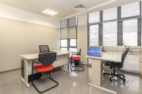 Escritório amplo com terraço de 77m2 na baixa de Setúbal, com possibilidade de passar para habitação, na Av. 5 de Outubro, Setúbal