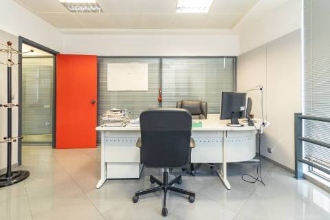 Escritório amplo com terraço de 77m2 na baixa de Setúbal, com possibilidade de passar para habitação, na Av. 5 de Outubro, Setúbal