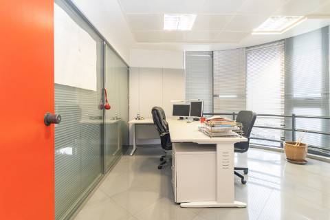 Escritório amplo com terraço de 77m2 na baixa de Setúbal, com possibilidade de passar para habitação, na Av. 5 de Outubro, Setúbal