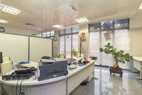 Escritório amplo com terraço de 77m2 na baixa de Setúbal, com possibilidade de passar para habitação, na Av. 5 de Outubro, Setúbal