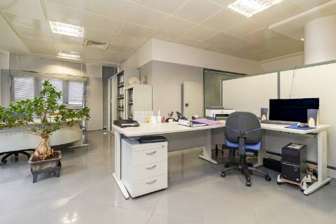 Escritório amplo com terraço de 77m2 na baixa de Setúbal, com possibilidade de passar para habitação, na Av. 5 de Outubro, Setúbal