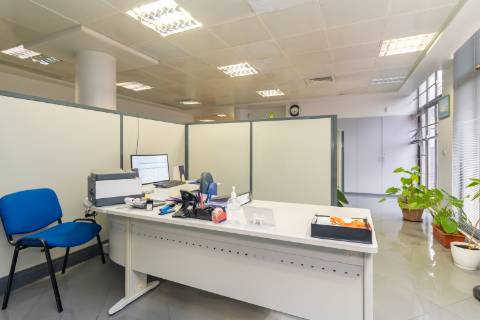 Escritório amplo com terraço de 77m2 na baixa de Setúbal, com possibilidade de passar para habitação, na Av. 5 de Outubro, Setúbal