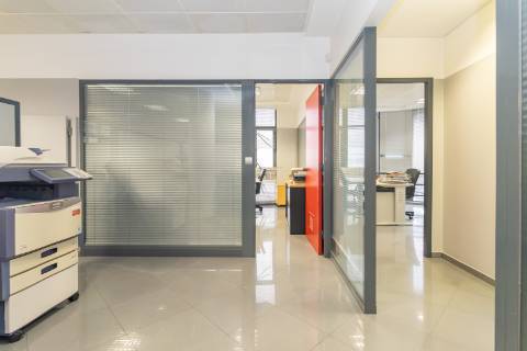 Escritório amplo com terraço de 77m2 na baixa de Setúbal, com possibilidade de passar para habitação, na Av. 5 de Outubro, Setúbal