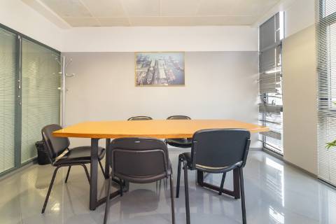 Escritório amplo com terraço de 77m2 na baixa de Setúbal, com possibilidade de passar para habitação, na Av. 5 de Outubro, Setúbal