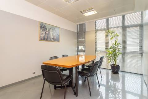 Escritório amplo com terraço de 77m2 na baixa de Setúbal, com possibilidade de passar para habitação, na Av. 5 de Outubro, Setúbal