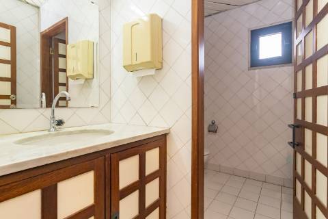 Escritório amplo com terraço de 77m2 na baixa de Setúbal, com possibilidade de passar para habitação, na Av. 5 de Outubro, Setúbal