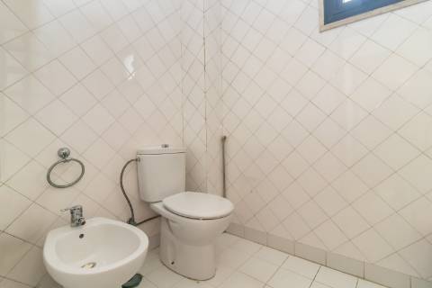 Escritório amplo com terraço de 77m2 na baixa de Setúbal, com possibilidade de passar para habitação, na Av. 5 de Outubro, Setúbal