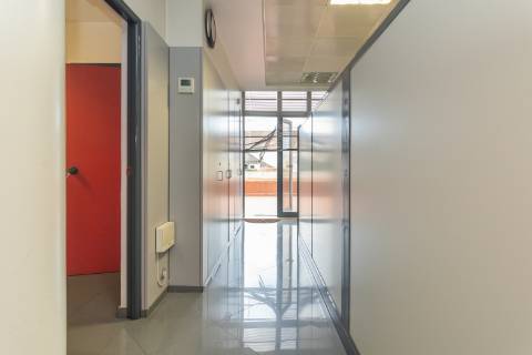 Escritório amplo com terraço de 77m2 na baixa de Setúbal, com possibilidade de passar para habitação, na Av. 5 de Outubro, Setúbal