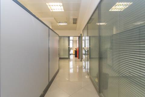 Escritório amplo com terraço de 77m2 na baixa de Setúbal, com possibilidade de passar para habitação, na Av. 5 de Outubro, Setúbal