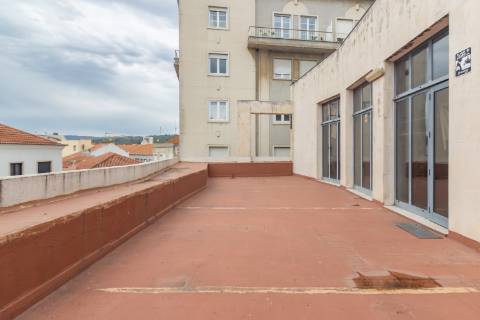 Escritório amplo com terraço de 77m2 na baixa de Setúbal, com possibilidade de passar para habitação, na Av. 5 de Outubro, Setúbal