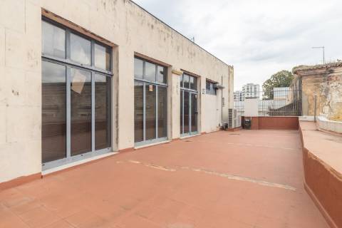 Escritório amplo com terraço de 77m2 na baixa de Setúbal, com possibilidade de passar para habitação, na Av. 5 de Outubro, Setúbal