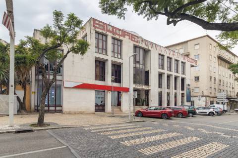 Escritório amplo com terraço de 77m2 na baixa de Setúbal, com possibilidade de passar para habitação, na Av. 5 de Outubro, Setúbal