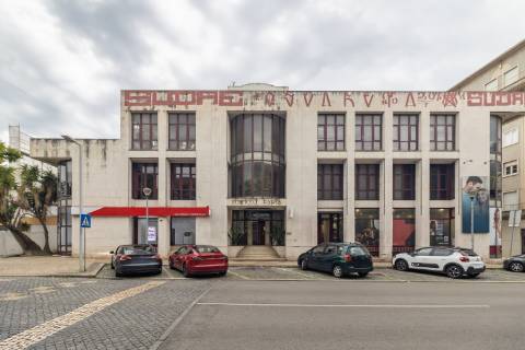 Escritório amplo com terraço de 77m2 na baixa de Setúbal, com possibilidade de passar para habitação, na Av. 5 de Outubro, Setúbal