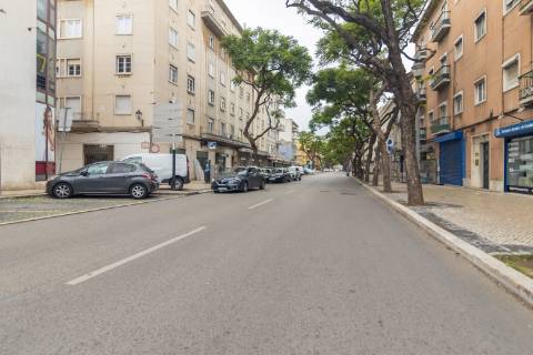 Escritório amplo com terraço de 77m2 na baixa de Setúbal, com possibilidade de passar para habitação, na Av. 5 de Outubro, Setúbal