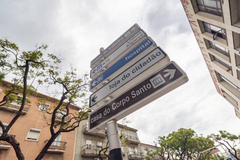 Escritório amplo com terraço de 77m2 na baixa de Setúbal, com possibilidade de passar para habitação, na Av. 5 de Outubro, Setúbal