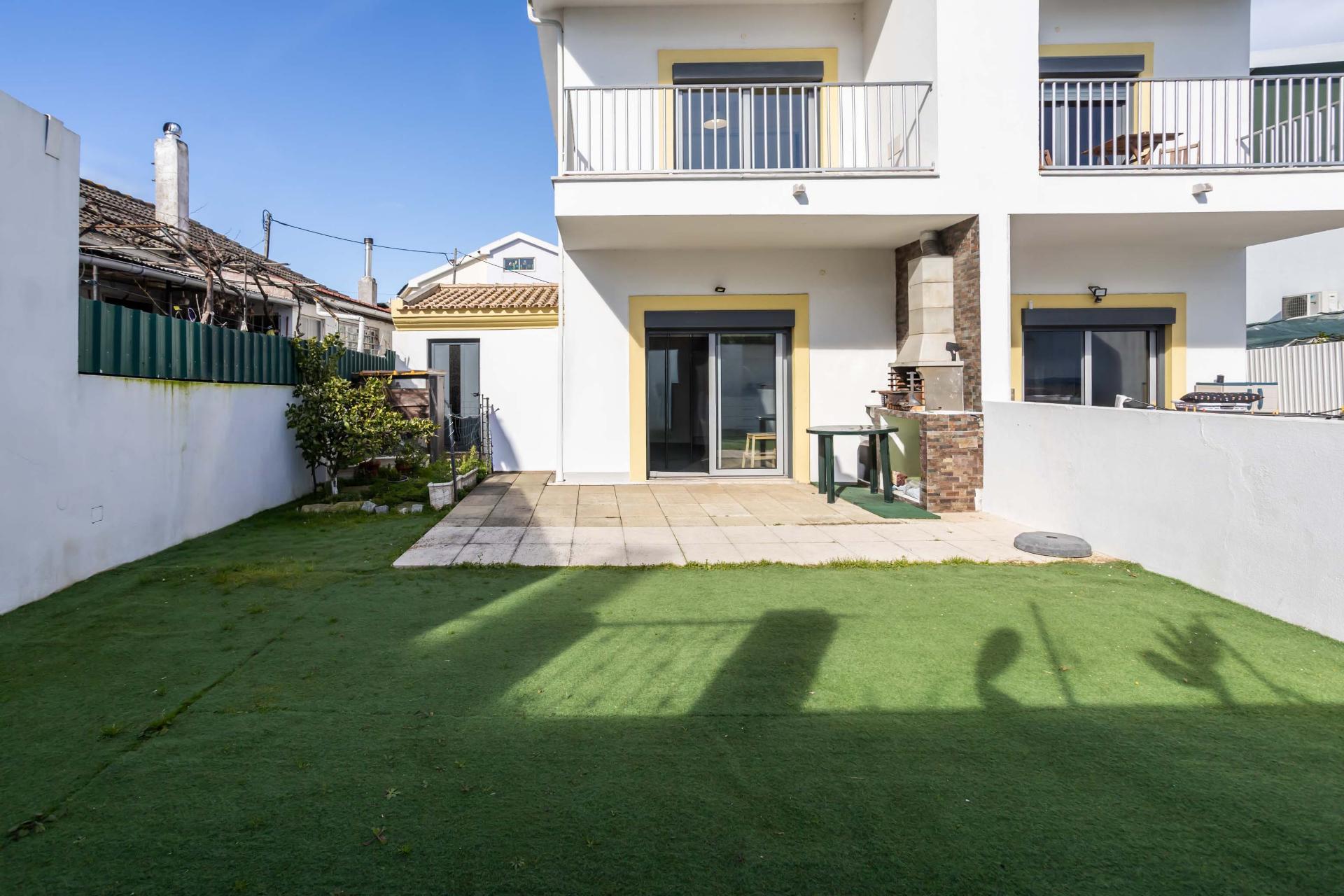 Moradia T2+2 com garagem e jardim, a dois passos do Parque do Serrado | Amora